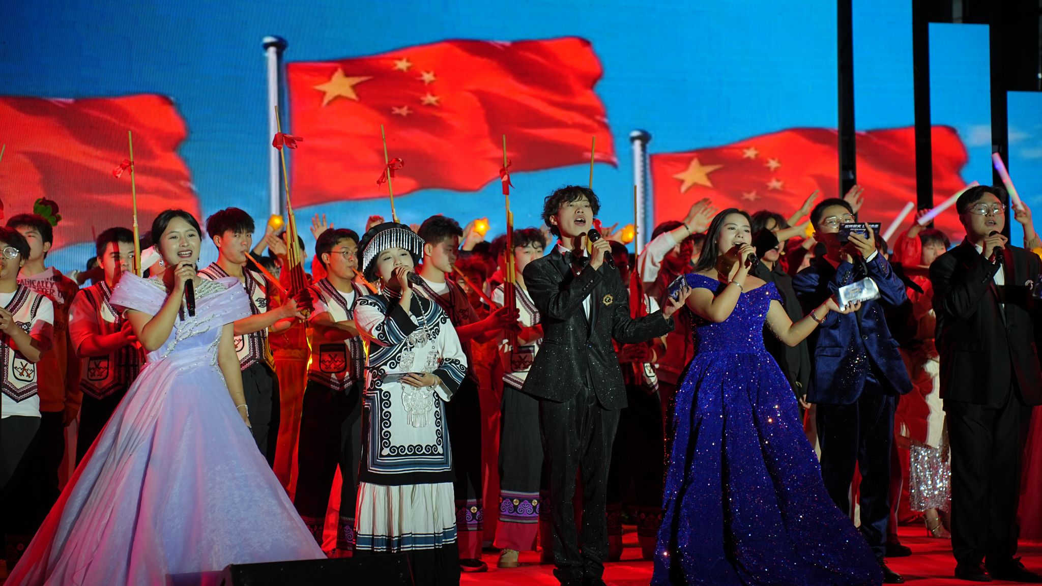 彝族歌曲《不要怕》在全场手机灯海的映