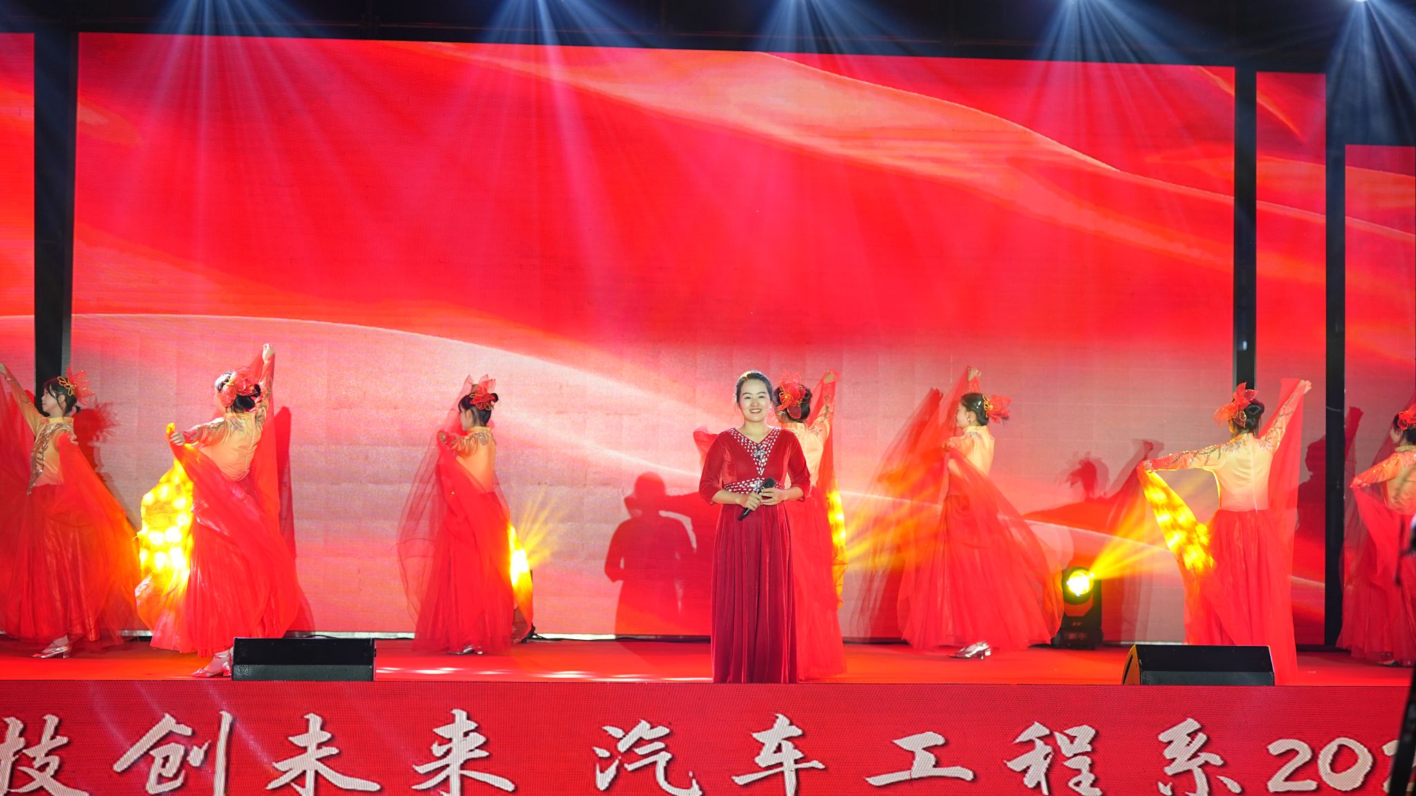 汽车工程系师生合影